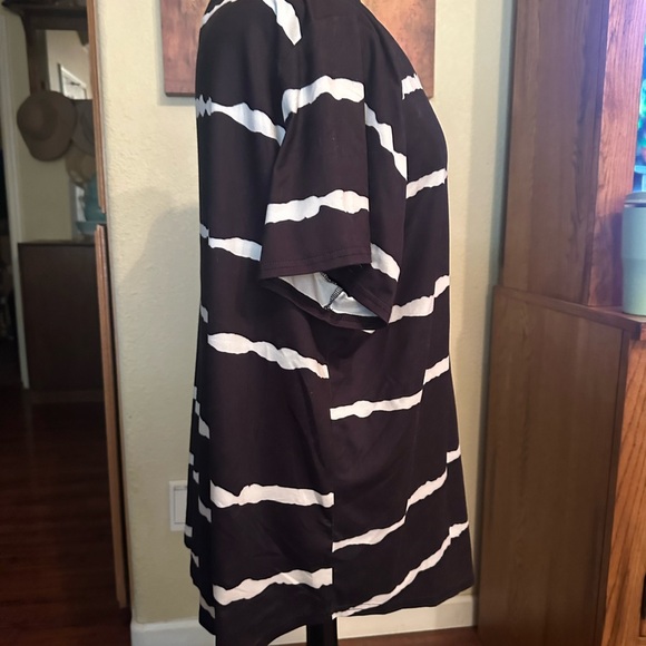 Plus Size 4X vneck stripped top - Picture 4 of 8